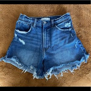 A&F Curve Love The 4in High Rise Mom Short in Medium Wash
